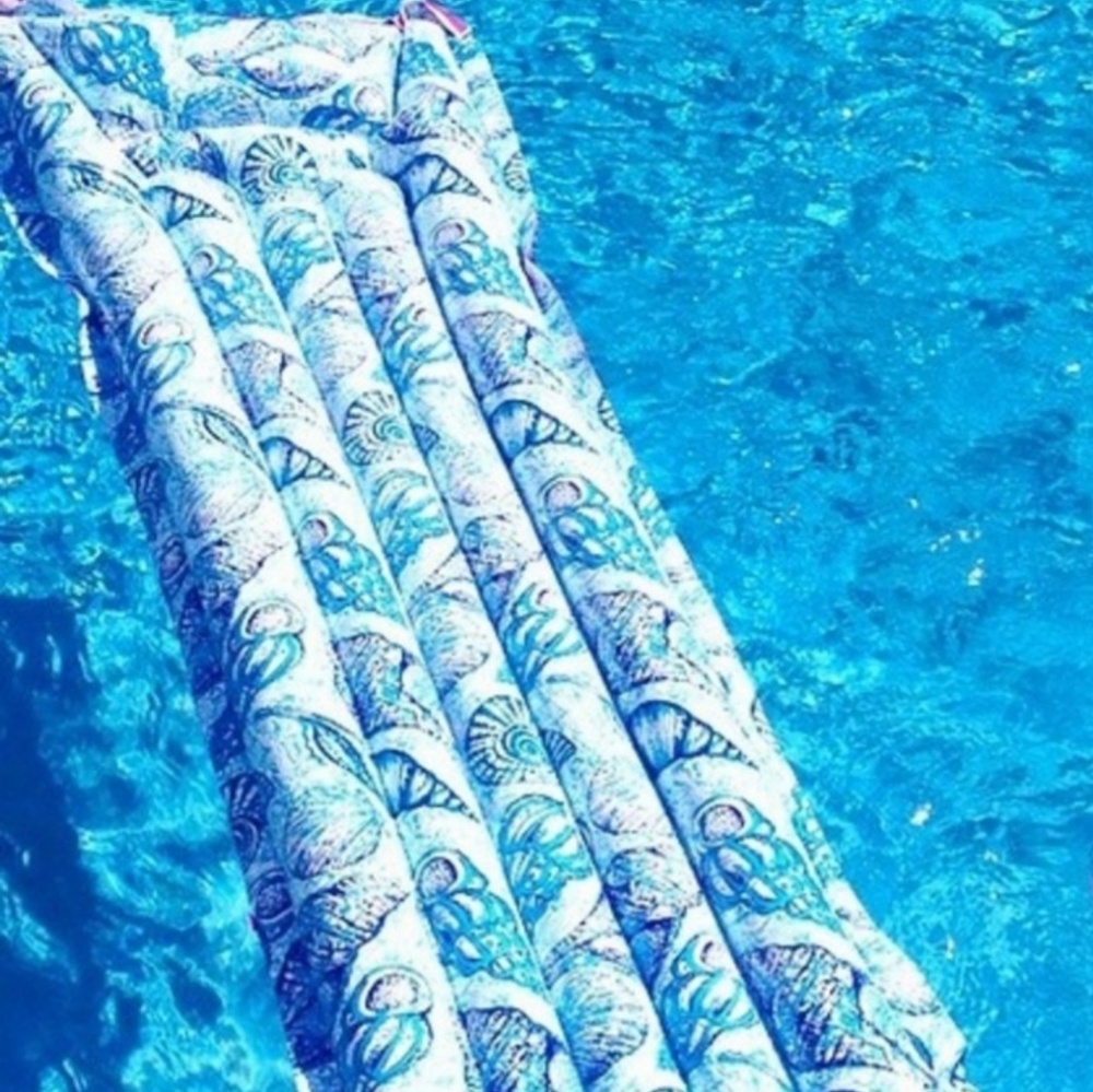 NWOT Lilly Pulitzer true blue stuffed shells float
